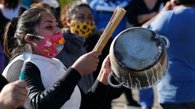 Una mujer golpea una cacerola durante una protesta en Chile, mayo 2020