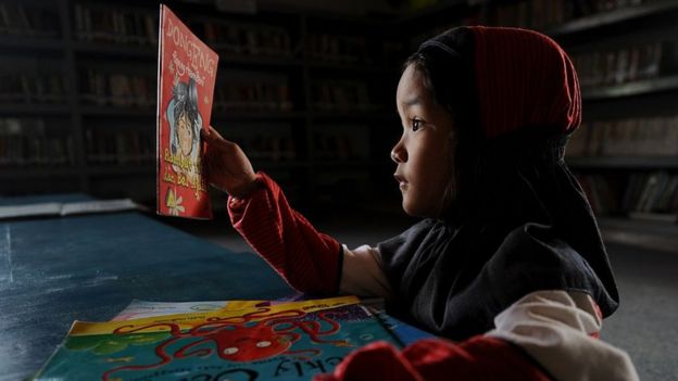 Anak membaca buku