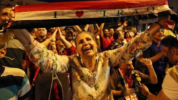 عراقيون يحتفلون باستعادة الموصل من قبضة تنظيم الدولة