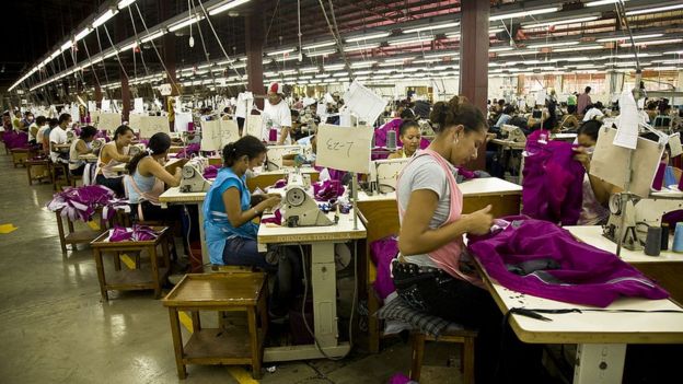 Trabajadoras en una fábrica de ropa