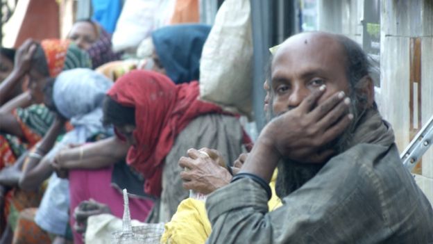 শুক্রবার আজিমপুর কবরস্থানের সামনে এভাবেই ভিক্ষার উদ্দেশ্যে জড়ো হন অনেকেই