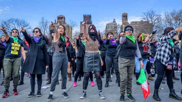 Marcha feminista creada por Las Tesis y replicada en Nueva York.