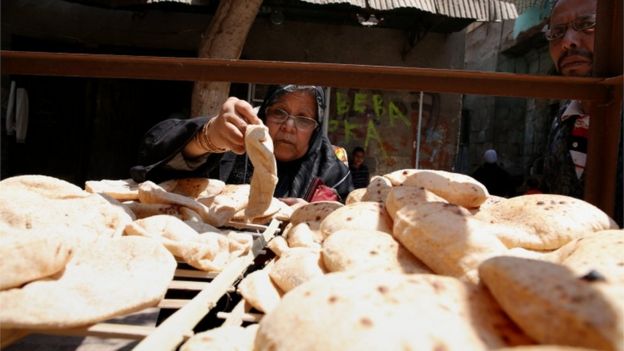 فاينانشال تايمز: القوت اليومي للمصريين يهدده الغلاء