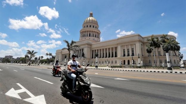 La calle frente al Capitolio en La Habana