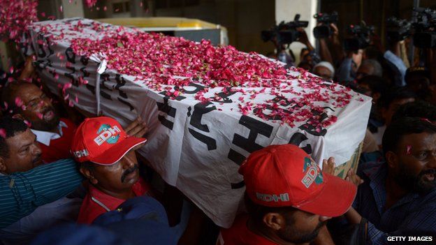 Pakistani relatives and volunteers carry the coffin of the convicted activist Saulat Mirza, after his execution in Karachi on 12 May, 2015