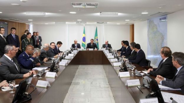 Bolsonaro, ministros e governadores em mesa de reunião