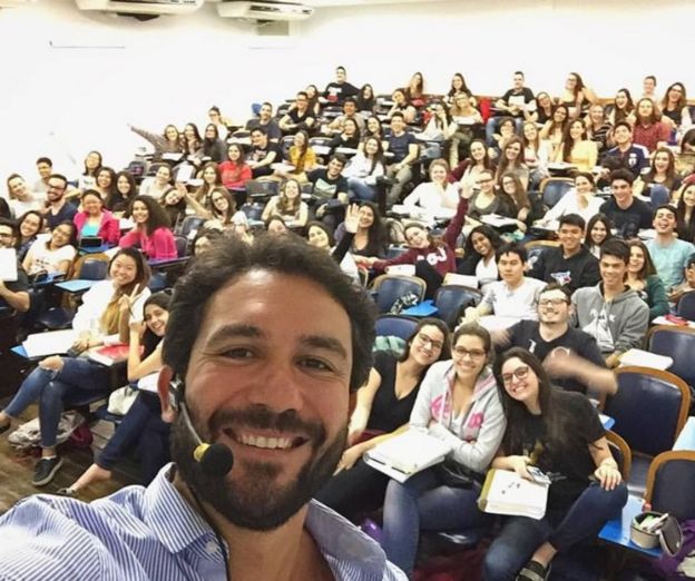 Caê Lavor, do Anglo, tira selfie em frente a uma turma de alunos