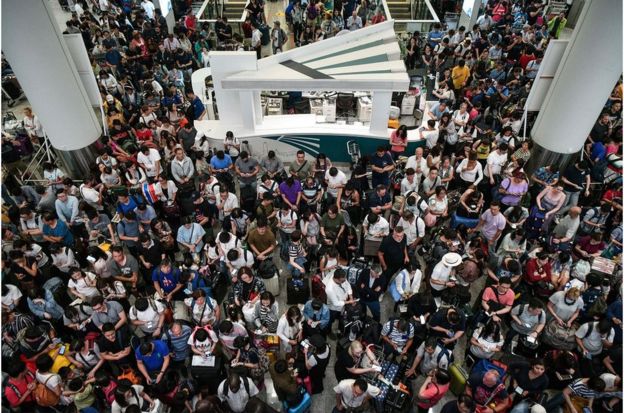 香港机场快线因示威者抗议而取消，大批乘客在香港国际机场滞留。
