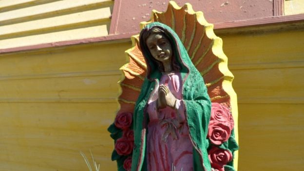 Imagem da Virgem de Guadalupe em frente a uma casa-trailer em Escobares