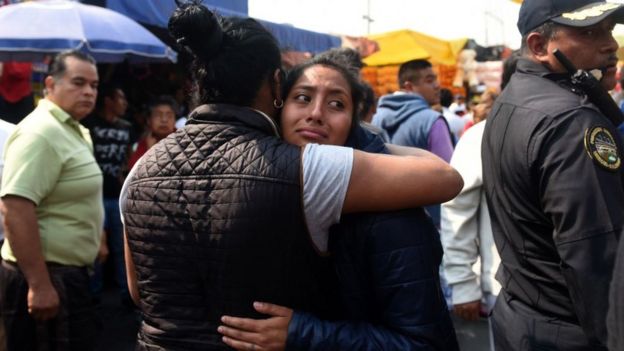 Familiares de afectados por una balacera en un mercado de Ciudad de México.