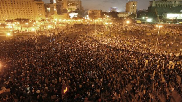 أرشيف- ميدان التحرير ممتليء بالحشود خلال ثورة 25 يناير في مصر