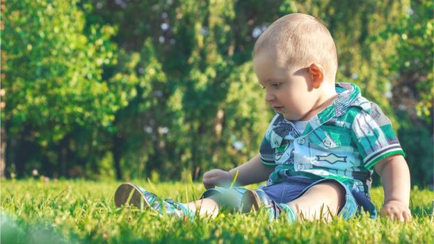 Niño jugando en un parque