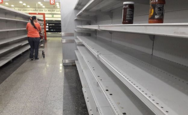 Mujer en supermercado vacío.