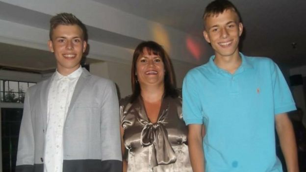 Alex com a mãe e o irmão gêmeo Luke