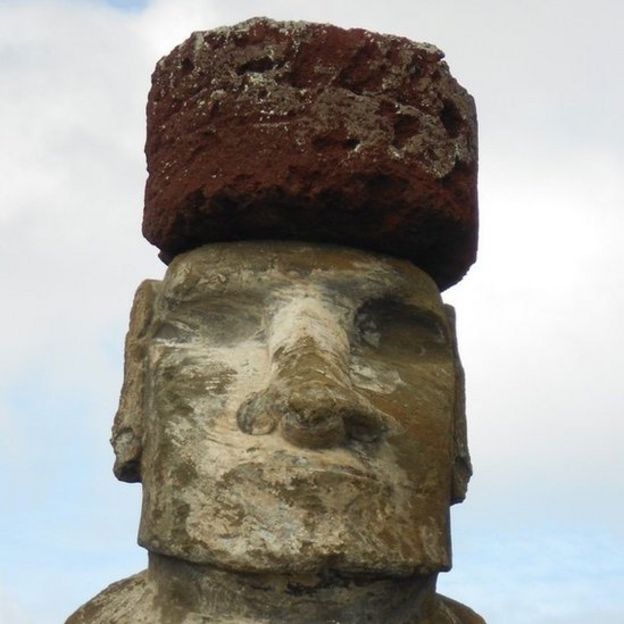Estatua gigante con sombrero