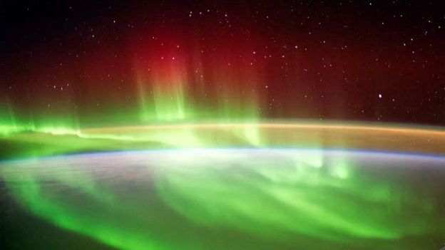 Rayos de luz que se levantan de la aurora, marcando el campo magnético de la Tierra.