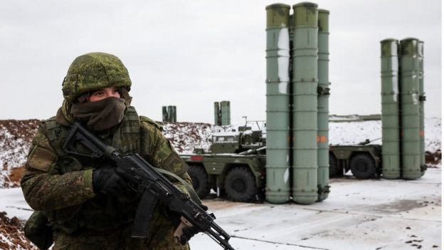 Російський солдат на тлі ракет