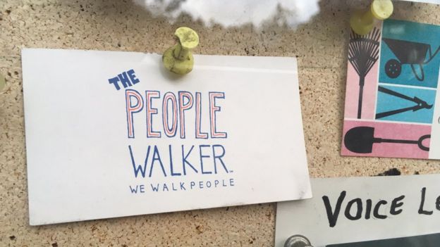 Una tarjeta de "The People Walker" fijada en una cartelera de un vecindario de Hollywood.
