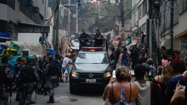 Policiais em favela
