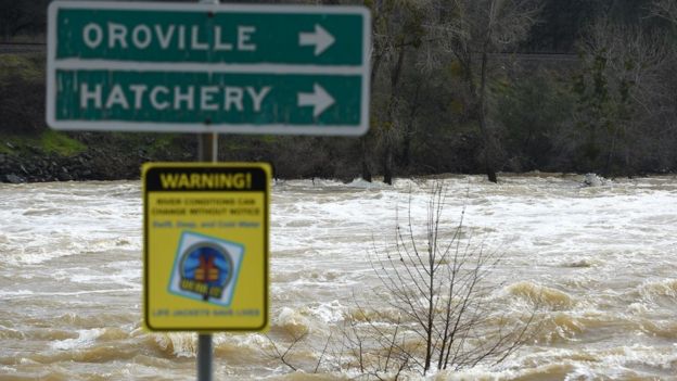 Imagen de las aguas desbordadas en Oroville.