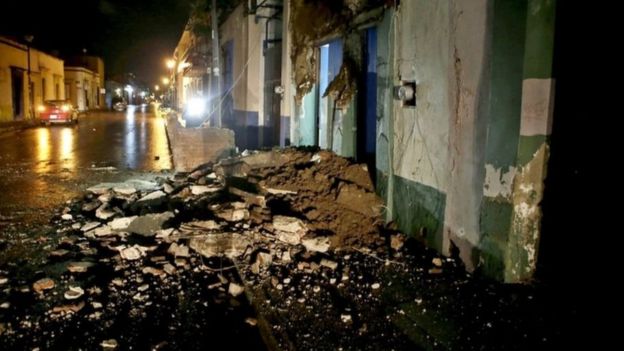 مقتل 15 شخصا في أقوى زلزال يضرب المكسيك منذ قرن _97716913__97715668_041535000-1-1