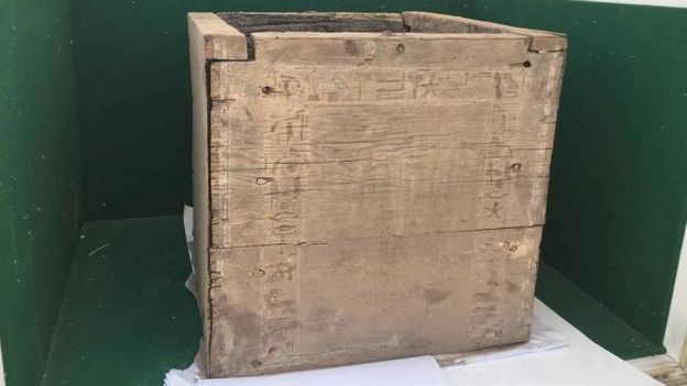 Caja funeraria de madera.