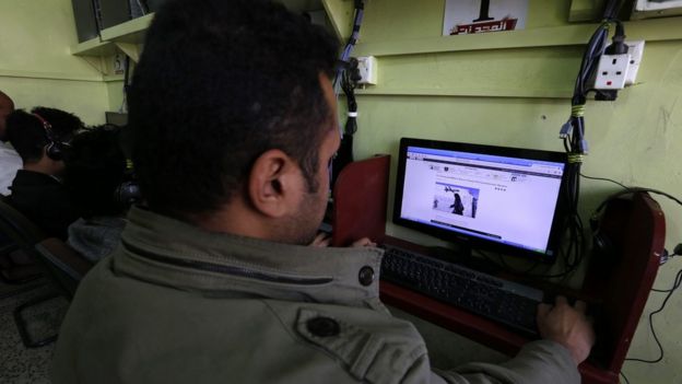 Un hombre en Yemen lee el 30 de enero de 2017 un artículo en internet sobre el operativo de EE.UU. en su país.