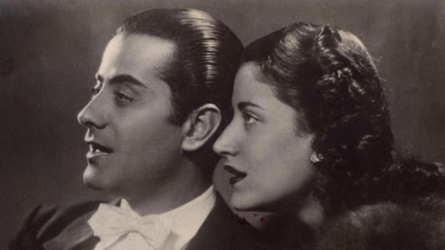 A atriz síria-egípcia e música Asmahan (nascida Amal al-Atrash), que morreu em um acidente de carro em 1944, com seu irmão Farid al-Atrash