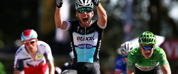 Mark Cavendish (centre) wins in Fougeres