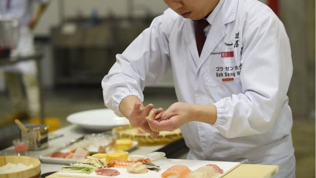 Chef preparando sushi durante una competición mundial