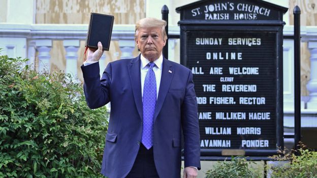 Trump sosteniendo la Biblia a las puertas de la iglesia de San Juan, incendiada durante las protestas.