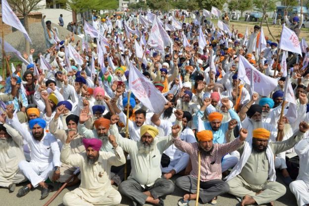 Los agricultores indios gritan consignas durante una protesta contra las supuestas políticas contra los agricultores impuestas por el gobierno central y estatal, en Amritsar el 30 de marzo de 2019