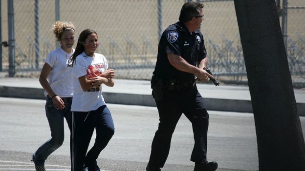 Estudiantes y un policía en un simulacro en California