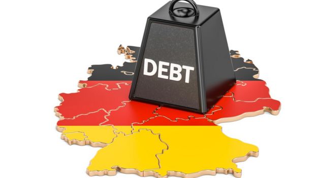 El mapa de Alemania, bajo un peso con la palabra deuda.
