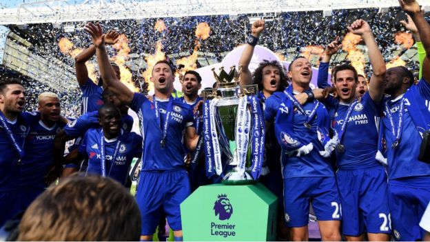 Jogadores do Chelsea comemoram título inglês