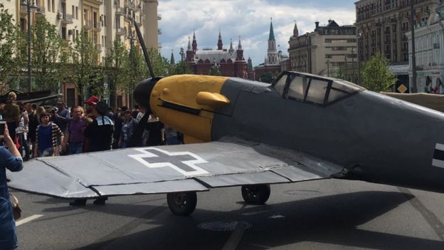 The BBC's Moscow correspondent, Steve Rosenberg, tweets pictures from a festival in Tverskaya Street marking Russia Day, 12 June 2017