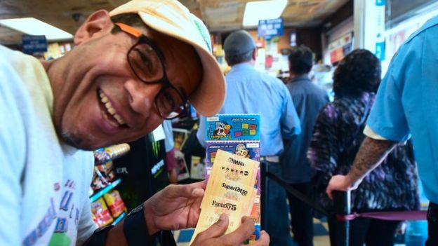 Hombre feliz comprando boletos de lotería.