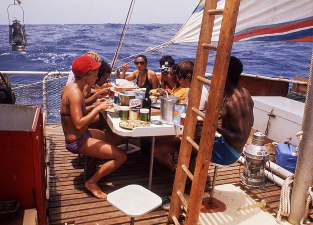 وجبة جماعية على القارب
