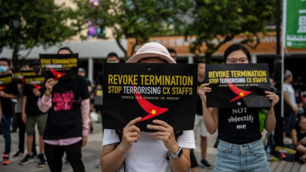 香港中环示威者举起标语牌支持怀疑被国泰航空“以言入罪”解雇的员工（28/8/2019）