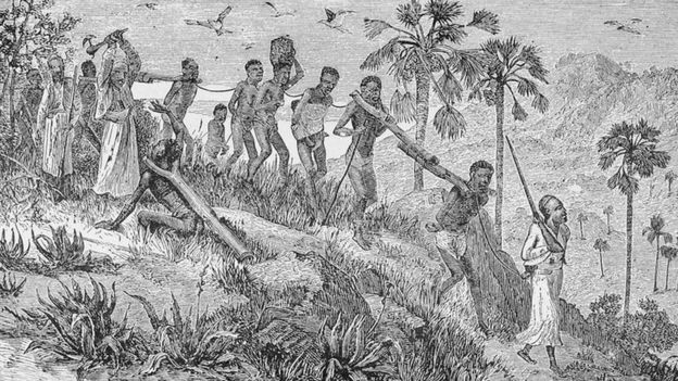 Ilustração mostra africanos capturados por outros africanos e sendo transportados até a costa, onde seriam vendidos para traficantes europeus