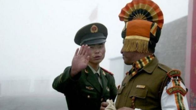 جندي صيني يحيي جنديا هنديا