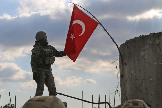Burseya Dağı'na bayrak çeken bir Türk askeri