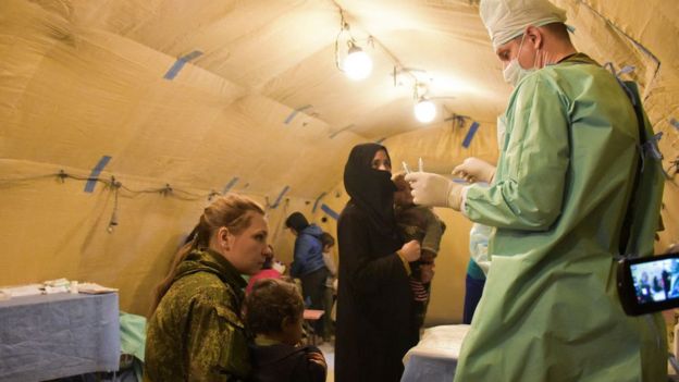 Российский врач оказывает медпомощь сирийским детям