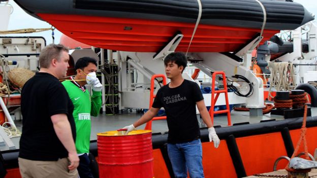 El sobreviviente del Bulk Jupiter Angelito Capindo Rojas en el barco de rescate.