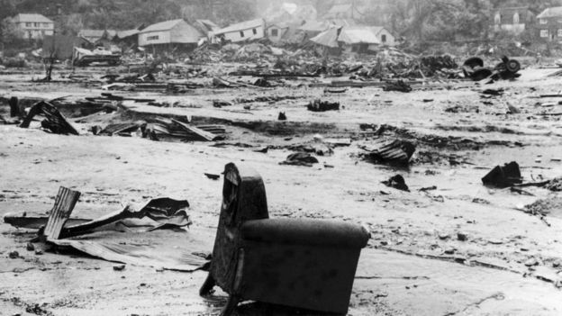 Un sillón en medio del desastre tras el terremoto de Valdivia, Chile, en 1960.