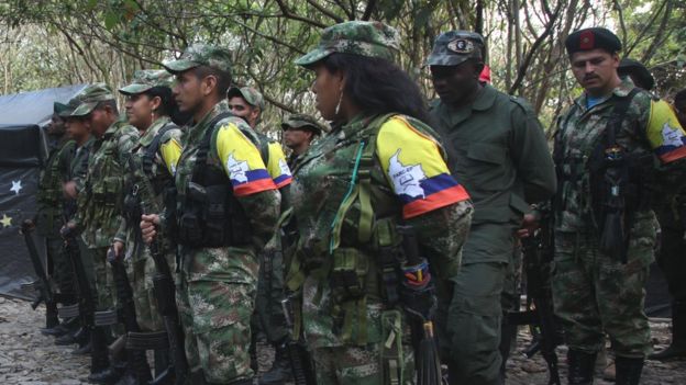 Guerrilleros de las FARC en formación.