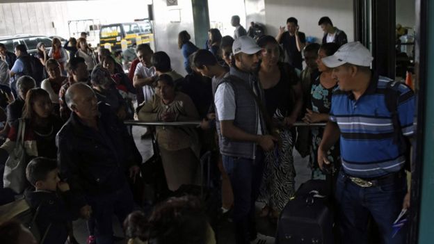 Pasajeros afuera del aeropuerto La Aurora