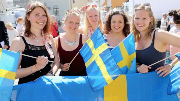 Mujeres con banderas de Suecia