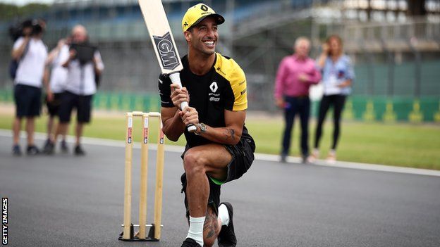 Daniel Ricciardo plays cricket