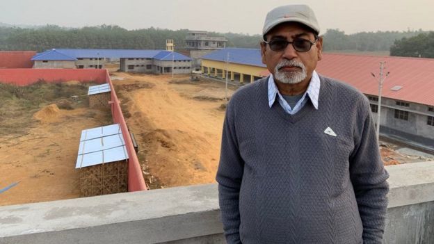தள பொறுப்பாளர் ராபின் தாஸ் தடுப்பு மையத்தின் கட்டுமானத்தை மேற்பார்வையிடுகிறார்